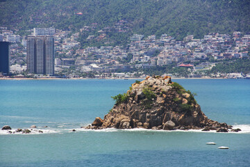 Islote en playas de Acapulco, Guerrero, México