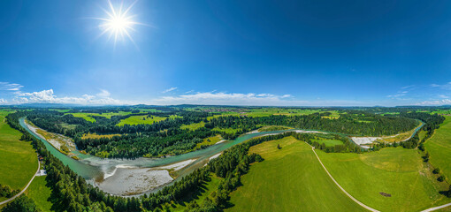 Der Lechabschnitt an der Hirschauer Steilhalde in Oberbayern im Luftbild