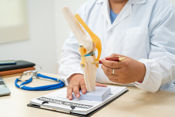 A female doctor works at a desk in the hospital, discussing bone and joint diseases like osteoarthritis, gout, rheumatoid arthritis, osteoporosis, surgical techniques for treating these conditions.