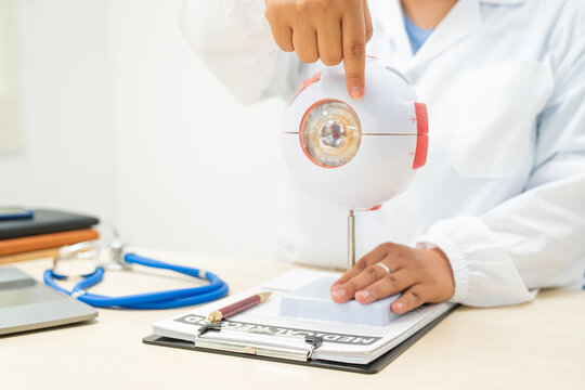 A female doctor at a desk in a hospital, discussing eye diseases such as color blindness, pterygium, glaucoma, cataracts, pink eye emphasizes the impact of dry eyes and blurred vision on daily life.