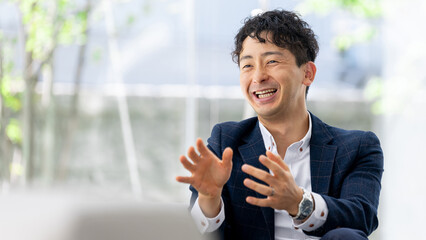 身振り手振りで話す笑顔のビジネスマン