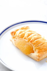 サクサクしたパイ生地が美味しそうなアップルパイ