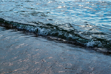 	穏やかに波立つ青い水面