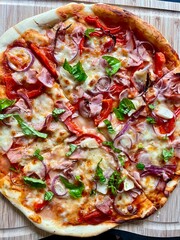 Frische Pizza mit Gemüse