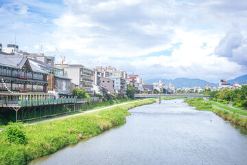 五条大橋からの曇りの鴨川の景色