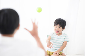 ボールを投げる幼児　体の発達や成長などのイメージ