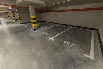 Puste miejsce parkingowe w garażu podziemnym w nowoczesnym nowym bloku mieszkalnym  © Paweł Kacperek