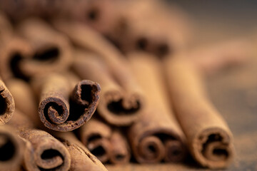 whole spice cinnamon and powdered cinnamon on the table