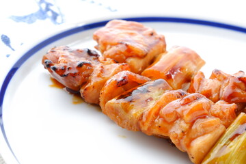 炭火焼にした焼き鳥をタレで食べる（ネギマ）
