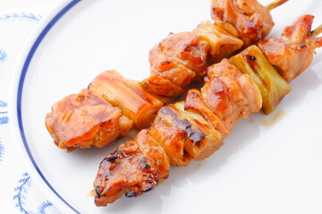 炭火焼にした焼き鳥をタレで食べる（ネギマ）
