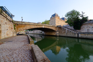 Obraz premium Petit pont, the smallest bridge in the 4th arrondissement of Paris city 