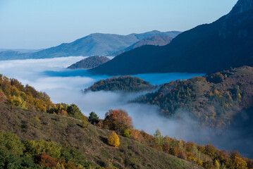 Obraz premium Morning mist in the mountains in a sunny autumn day