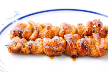 炭火焼にした焼き鳥をタレで食べる（とり皮）
