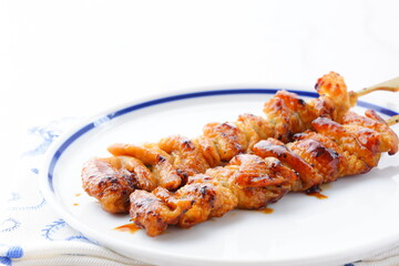 炭火焼にした焼き鳥をタレで食べる（とり皮）
