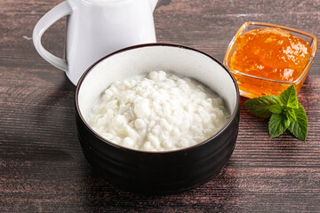 Grain curd with cream and jam