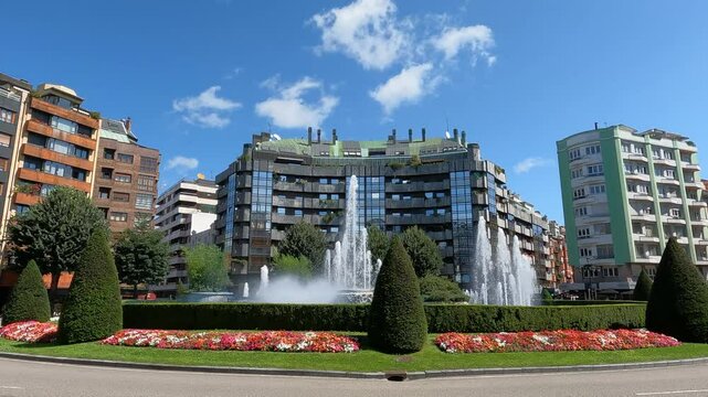Fuente monumental en la plaza de Am&eacute;rica de la ciudad de Oviedo, Espa&ntilde;a