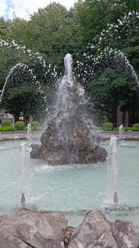  Video vertical de los ca&ntilde;os de agua en la fuente de las ranas en los jardines de san Francisco de la ciudad de Oviedo, Espa&ntilde;a