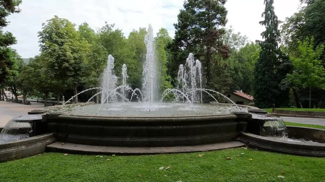 Vista de la llamada fuente de La Fuentona en los jardines de san Francisco de la ciudad de Oviedo, Espa&ntilde;a