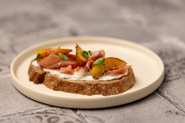 Sandwich with cream cheese, prosciutto and peach
