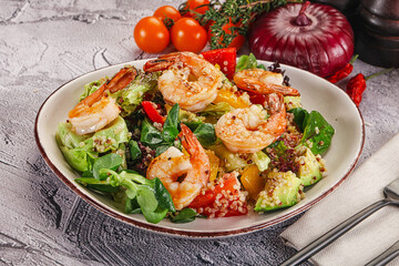 Salad with prawn and quinoa