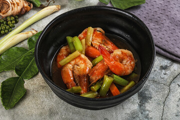 Prawn with asparagus and spices