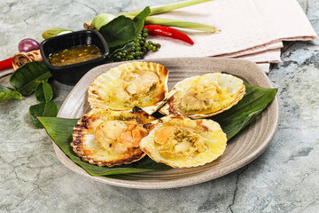 Griiled scallops in shell with cheese