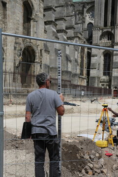 G&eacute;om&egrave;tre avec une mire limnim&eacute;trique sur le parvis de la cath&eacute;drale de chartres