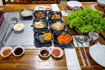 맛있는 베트남 음식인 반쎄오의 한 상 차림 모습이다.