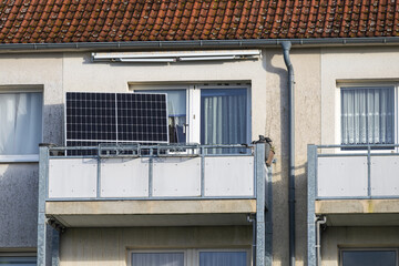 Solarmodule auf einem Balkon aufgestellt