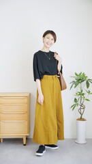 女性秋服夏服のファッションコーディネート全身（縦向き）.