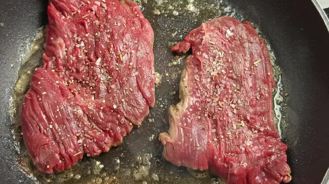 steak de boeuf en cuisson dans une po&ecirc;le