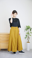 女性秋服夏服のファッションコーディネート全身（縦向き）.