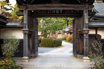 entrono y detalles del pueblo de Koyasan en Japon