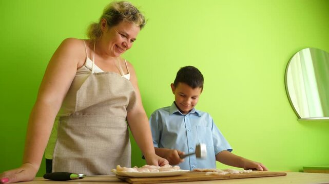 Beat off pieces of meat with a hammer. Preparation of chops.