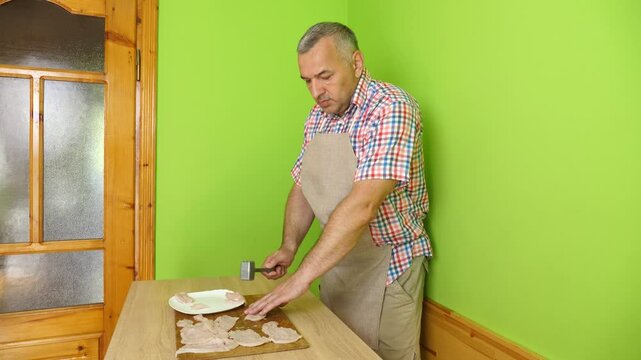 Beat off pieces of meat with a hammer. Preparation of chops.