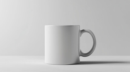 Pusty kubek ceramiczny w klasycznym białym kolorze, przedstawiony na jednolitym tle. © Sawyer0