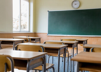 机が並んだ教室のイメージ背景