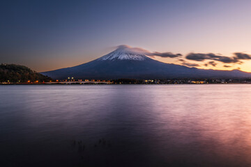 河口湖の夕景　夕焼け色の湖面と富士山【山梨県・富士河口湖町】