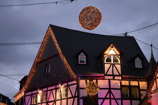 Abends auf dem Weihnachtsmarkt der Gemeinde Winningen an der Mosel in Rheinland-Pfalz