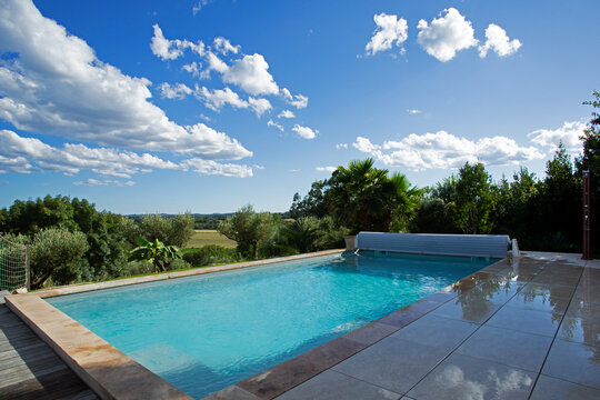 Piscine de luxe d'une villa de vacances arbor&eacute;e dominant la plaine et la for&ecirc;t d'un magnifique lieu de tranquillit&eacute; dans le sud de la France en &eacute;t&eacute;.