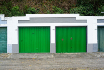 Fila de puertas de garage en diferentes tonos de verde