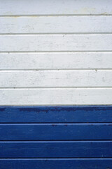 Pared exterior de tablones de madera azul y blanco