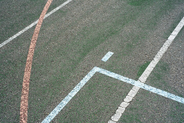 Líneas de campos de juego en pista deportiva deteriorada © Darío Peña