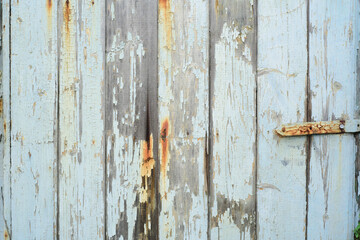 Puerta de madera deteriorada con pintura pelada