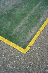 L&iacute;neas de campos de juego en pista deportiva deteriorada