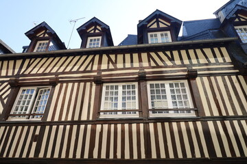 Bâtiment typique, vue de l'extérieur, ville de Pont Audemer, département de l'Eure, France