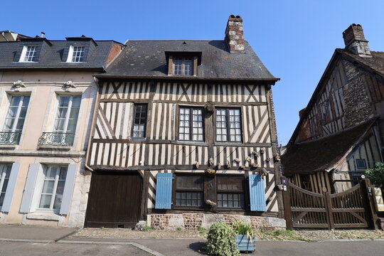 B&acirc;timent typique, vue de l'ext&eacute;rieur, ville de Pont Audemer, d&eacute;partement de l'Eure, France