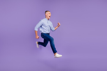 Full length profile photo of cheerful man run empty space promoting clothes isolated purple color background