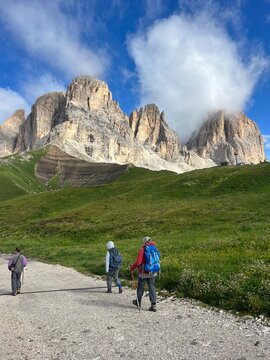 Escursionisti sulle dolomiti 