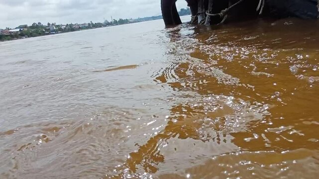 Air sungai deras